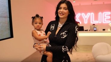 全世界最爽的嬰兒！Kylie Jenner 又買了「超奢華禮物」給女兒⋯現在重新投胎還來得及嗎？