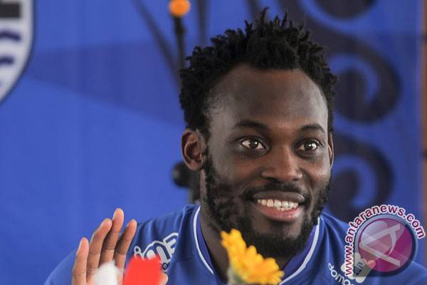 Essien Tak Pedulikan Kritik Media Internasional