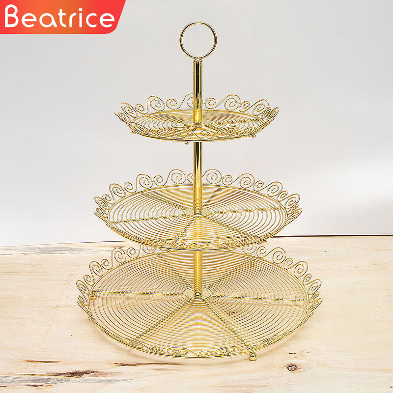 典雅歐風給下午茶增添更美好的享受 三層設計可盛放蛋糕甜點零食水果等 圓圈提把設計方便提攜 精緻鐵藝美觀耐用 產地台灣 材質鐵表面:電鍍 尺寸約35x35x39cm 注意事項 *避免放置在潮濕的地方表面