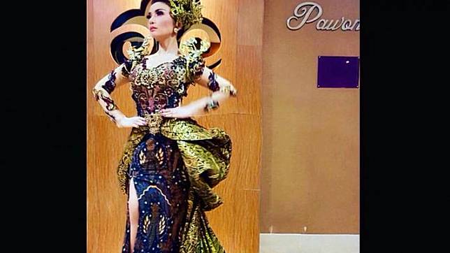 Roro Fitria sedang mengenakan kebaya saat menghadiri salah satu acara. (instagram @roro.fitria1989)