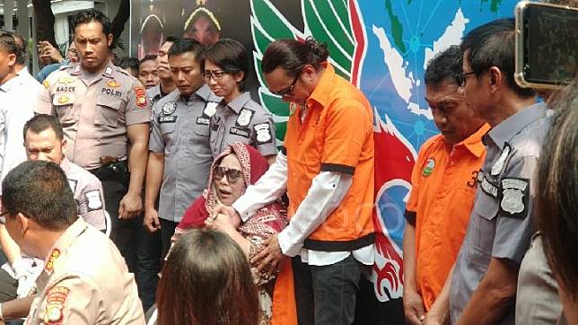 Nunung Srimulat menangis minta maaf kepada suami, fans, dan keluarganya saat jumpa pers di Polda Metro Jaya, Jakarta Selatan, Senin, 22 Juli 2019. TEMPO/M Julnis Firmansyah