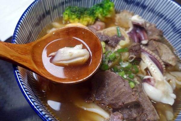 台灣郎正宗牛肉麵-松江南京站好吃牛肉麵，清燉/紅燒/蕃茄/咖哩牛肉麵、油潑抄手麵、手工水餃，中山區牛肉麵推薦(附台灣郎正宗牛肉麵菜單)