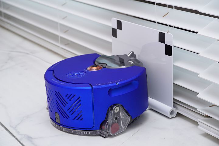 電力即將耗盡時，Dyson 360 Heurist 會自動返回到充電座充電。