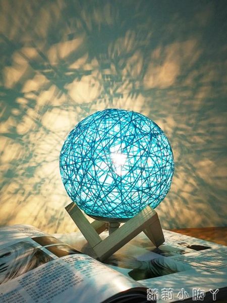 小夜燈創意ins台燈臥室床頭柜網紅少女小燈月球星空投影夢幻睡眠 蘿莉小腳丫