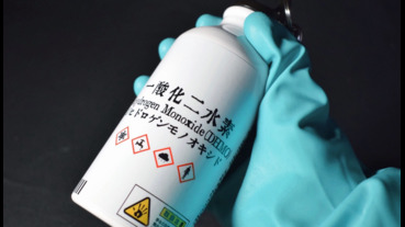 一氧化二氫惡作劇水壺，戴手套拿取畫面真嚇人