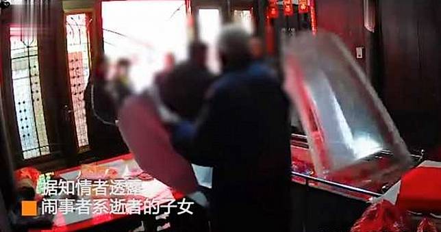 老翁拋家棄子40年　子女大鬧靈堂「拖出遺體」打罵：死也不讓你好過