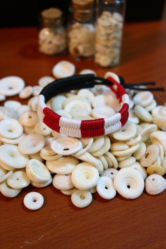 ／ 商品說明及故事 ／ ▲ 以多樣化的手作編繩搭配ｐｕｋａ，創作獨一無二、顏色繽紛的飾品。 >>> 商品圖一顏色為： 黑色(3分之1) ／紅白交叉(3分之2) >>> 商品圖二顏色為： 黑色(3分之1