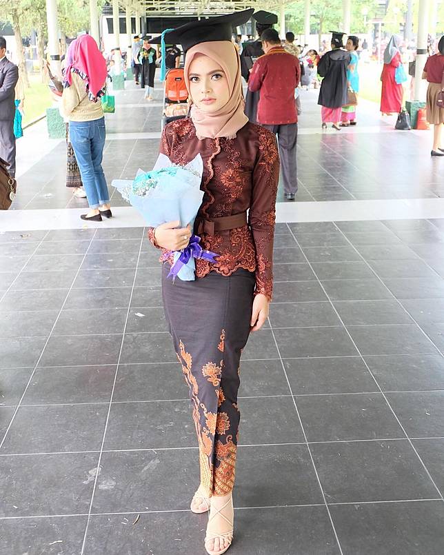 12 Inspirasi Kebaya Hijab Kekinian untuk Acara Wisuda 12 Inspirasi Kebaya Hijab Kekinian untuk Acara Wisuda