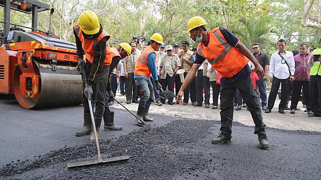 Jalan Aspal dengan Campuran Limbah Plastik Mulai Dibangun di Bali