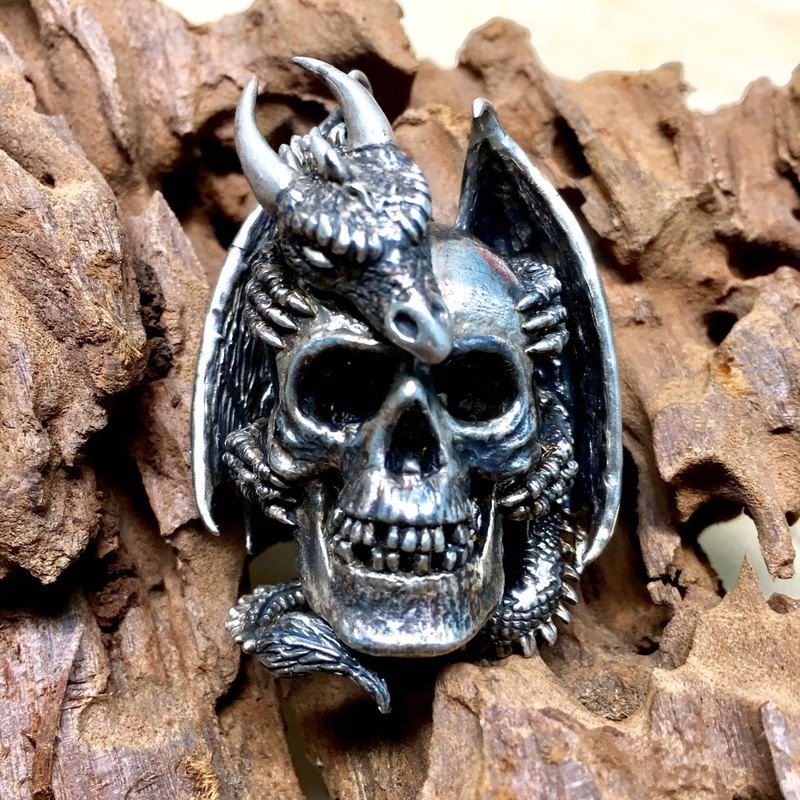 展示產品尺寸: 長 55mm 寬 37mm 高 26mm 產品使用材質:全925純銀。 產品表面硫化處理。 產品附件說明: 包裝盒*1 拭銀布*1 產品清潔保養說明書*1 產品保固說明: 全產品保固1