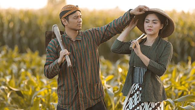 5 Potret Sederhana Momen Prewedding Vicky Shu di Tengah Sawah