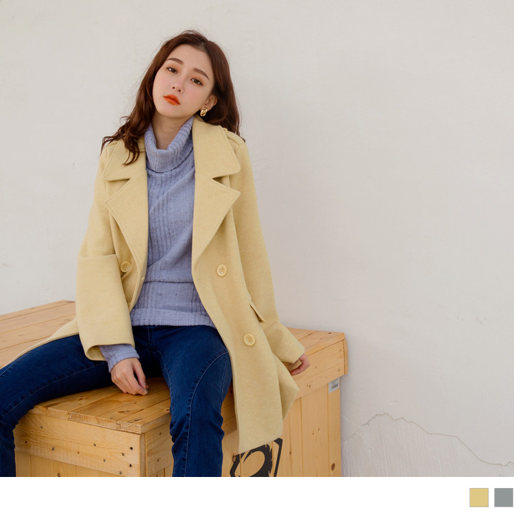 版型偏大<br />請依照個人喜愛的舒適度購買 <br /><br />採用質地柔軟、厚實的毛呢面料，穿起來親膚保暖，且不刺激肌膚。<br />織法縝密、結構扎實，能夠抵禦寒風。<br />翻領設計展現率性俐落，搭配質感雙排釦，提升整題簡約時尚感。<br />不論是上班族穿搭還是出外旅遊穿搭都很適合唷~<br /><br />**************<br /><br />小提醒：<br />深色衣物建議單獨洗滌，以翻面手洗最佳喔(勿用熱水)<br />並建議第一次穿著前請先下水洗滌，以避免染色問題唷~