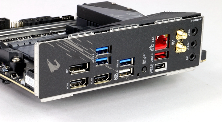 拜B550晶片組本身PCIe通道從PCIe 2.0升級到PCIe 3.0之賜，B550晶片組主機板在USB連接埠規格方面，也從USB 3.2 Gen 1全都升級到USB 3.2 Gen 2。 