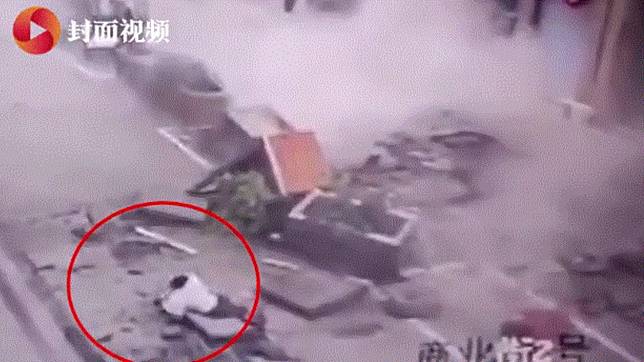 一名女童因沼氣爆炸，被噴飛倒地。(圖／翻攝自封面視頻)
