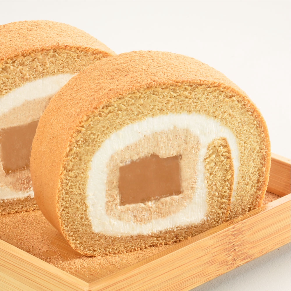 文火慢炒的黃豆粉帶有獨特微焦的豆香，營養味美，是日式甜點的精隨，製成蛋糕並搭配蕨餅、柴燒黑糖粒一起融入北海道奶霜，在舌尖完美結合日本皇室經典甜點的滋味，醇厚深邃、滑溜軟嫩、耐人尋味的多重滋味。品名：亞