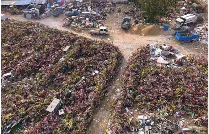 廈門新地標：由上萬輛被沒收的共享單車所堆成的共享單車墳場