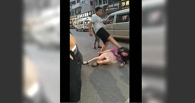踢頭又猛踹下體！男子不滿妻偷腥當街暴打
