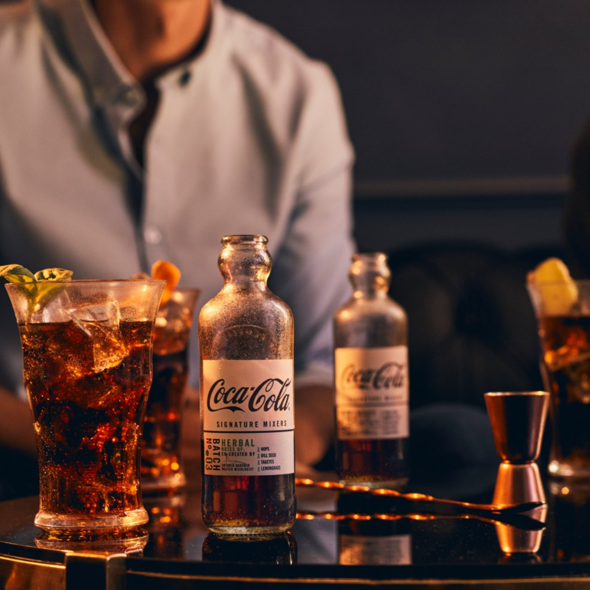 ● 英國限定 Coca Cola，優馬選品獨家引進 ● 由多位知名調酒師精心設計調配而成 ● 禮盒內含01號煙燻可樂、02辛辣可樂、03草本可樂、04木質可樂各一入 ● 復古瓶身，採用1894年第一款