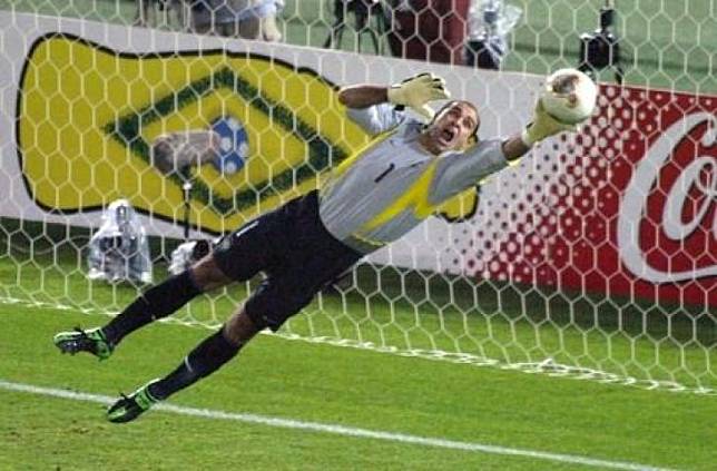 Aksi Marcos Roberto Silveira Reis saat membela Timnas Brasil di Piala Dunia 2002. (DAMIEN MEYER / AFP)