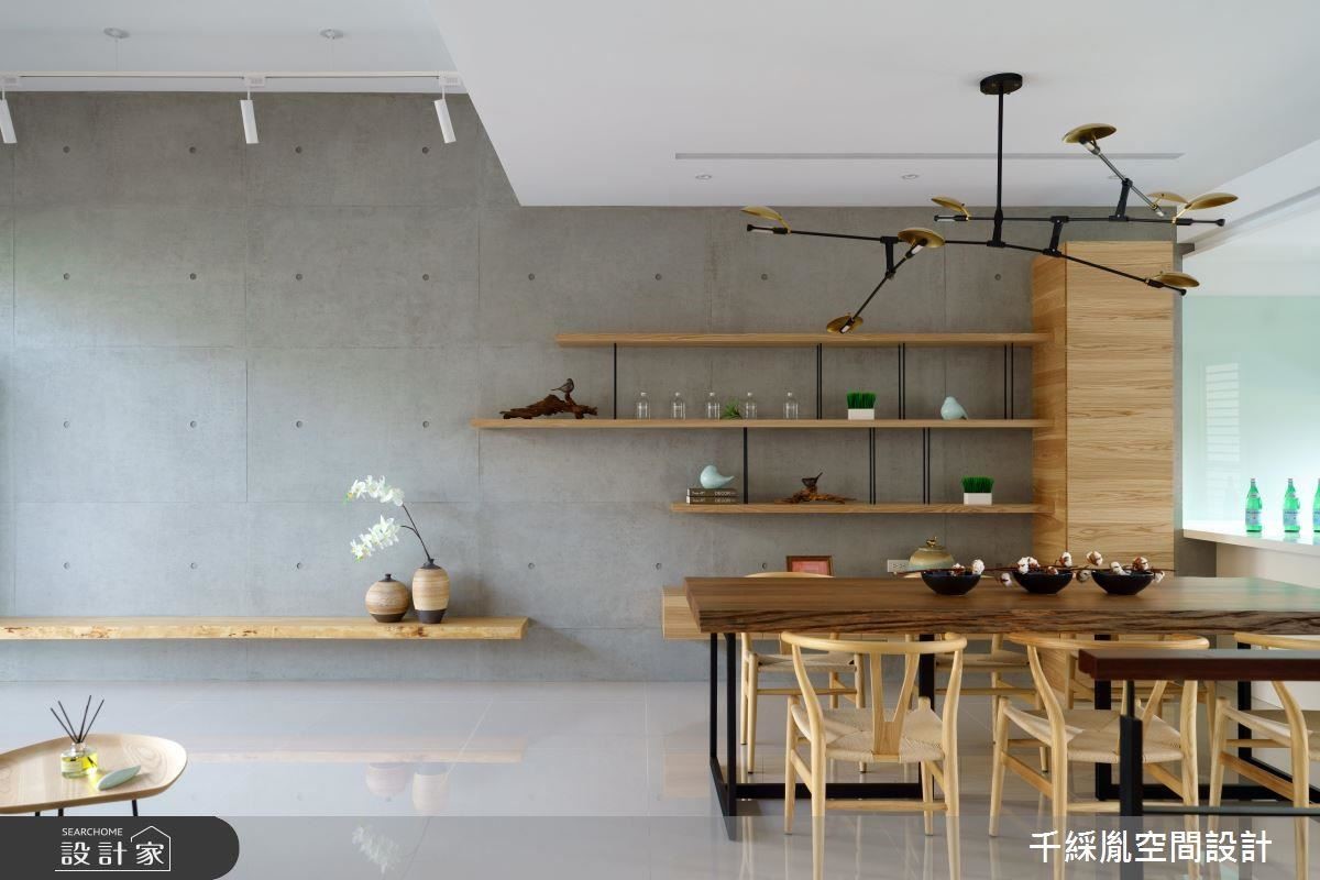 將大樑包覆降低壓迫感的同時，在天花板做出高低落差，在簡約的空間中藉此區分出不同空間屬性，也分別使用了不同的燈具。