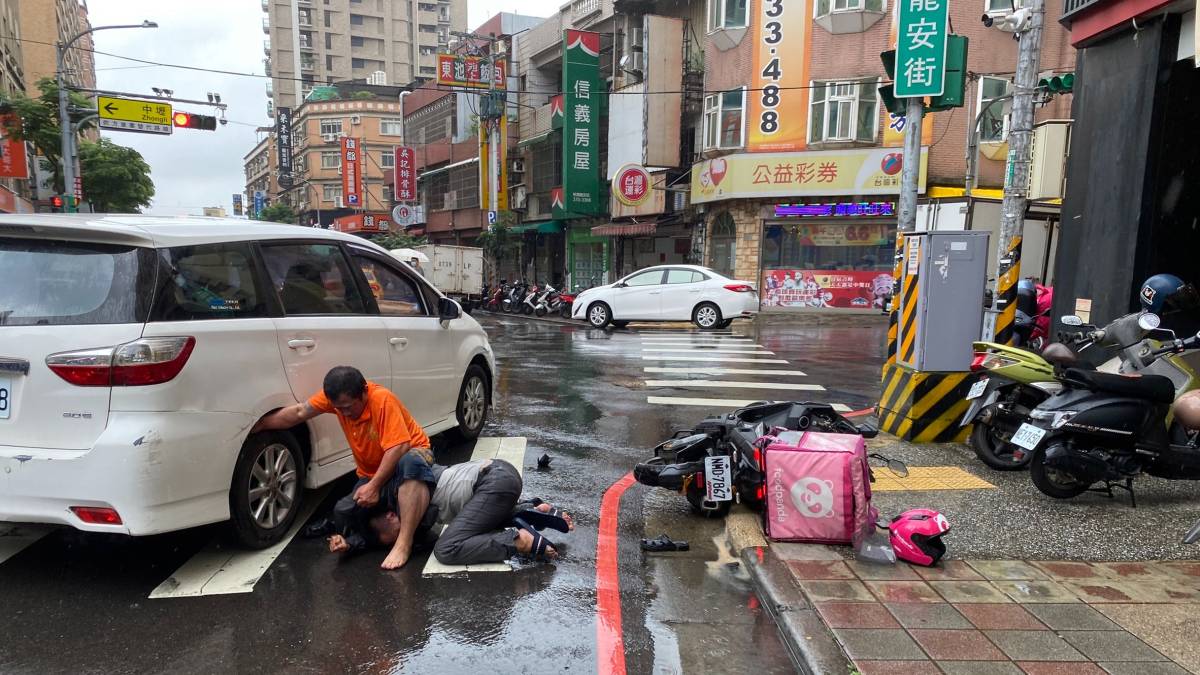 熊貓外送員不滿前車突切 當街互毆上演全武行 桃園電子報影音 Line Today 7462