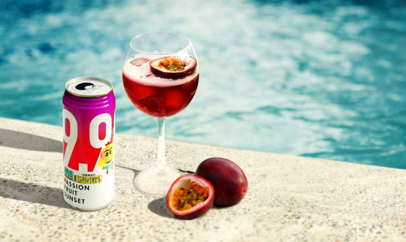 「百香營業中」把夕陽般的酒紅色帶進了酒罐包裝。（圖／臺虎精釀提供）