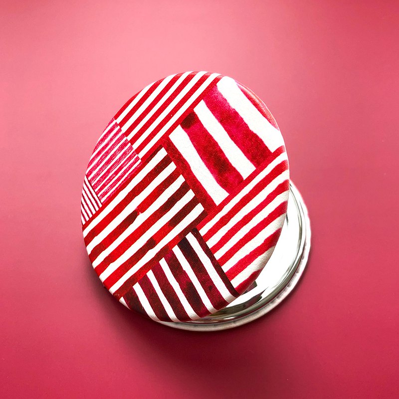 我使用水彩，鋼筆，彩色鉛筆和紙等各種方法繪製了條紋，並像拼湊而成那樣將它們貼上了。