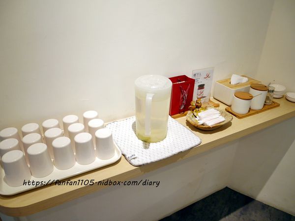 【汐止美食】鄉下人-豬血湯肉燥麵 #古早味 #豬血湯 #燙青菜 #香辣麵 路邊攤價格，冷氣開放文青風店面 (3).JPG