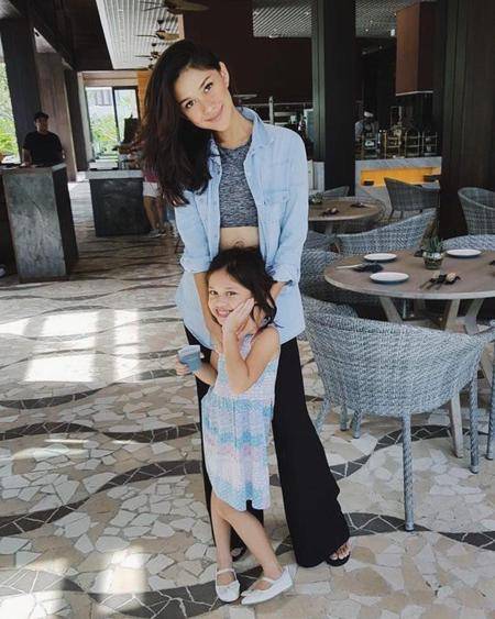 Hot Mom Nana Mirdad, Makin Cantik Bening Usai Punya 2 Anak