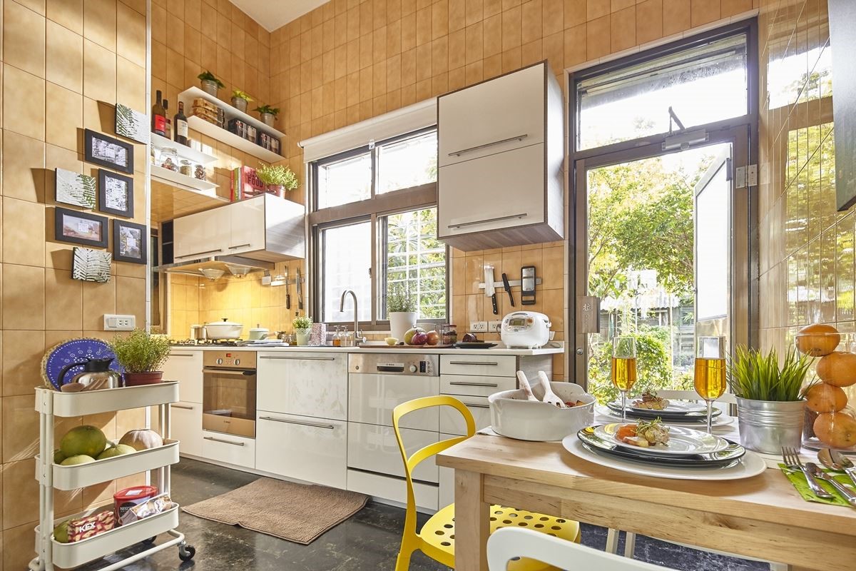 與家人一起住在高雄市彌陀區，本身喜歡做菜，並學習西