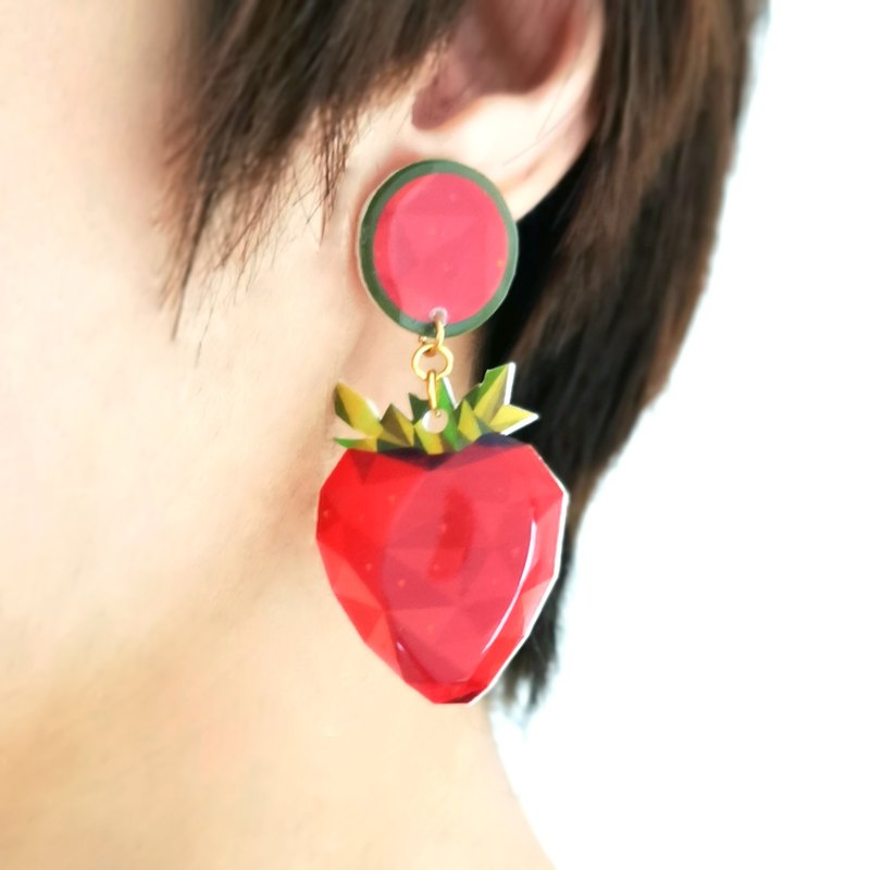 盛夏豔紅的草莓，甜美誘人，輕巧的材質，讓美人兒戴起來沒有負擔。