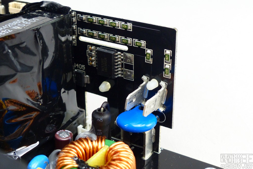 市電輸入側先行經過子電路板，透過 Allegro MicroSystems ACS725KMA 電流感應 IC 獲取資訊，同時也將藍色的突波吸收器焊在此電路板