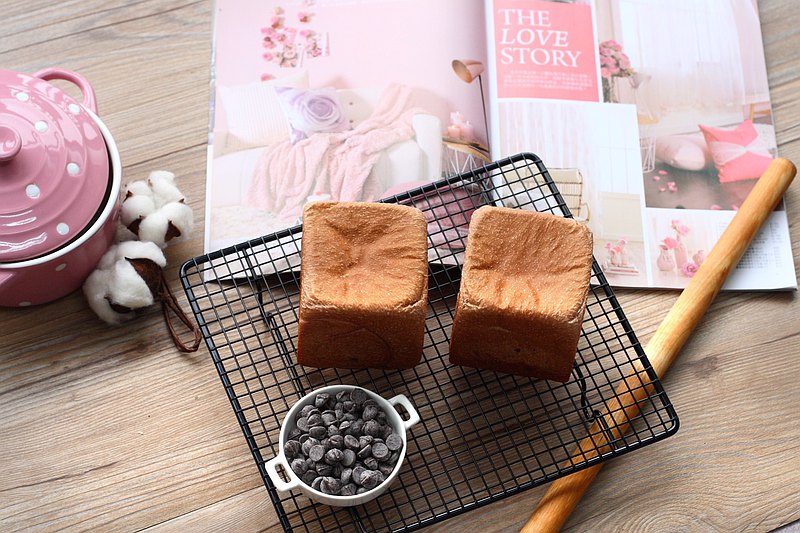 親愛的，我把吐司縮小了!! 小吐司攜帶方便，上班上學都適合 一顆吐司搭配牛奶當早餐分量剛好