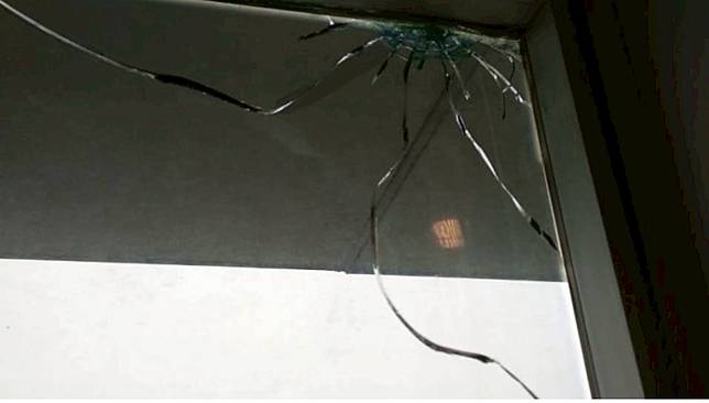 Peluru nyasar ke ruang kerja Anggota DPR Fraksi PAN, Toto Dariyanto.  (Foto: Dok. Istimewa)