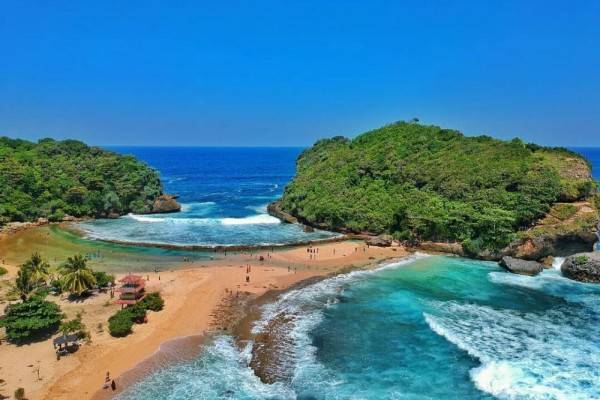 Selain Gunung 5 Pantai Cantik Di Malang Ini Juga Cocok