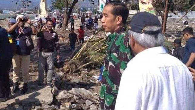 Presiden Jokowi saat meninjau lokasi gempa di Palu, Minggu, 30 September 2018.