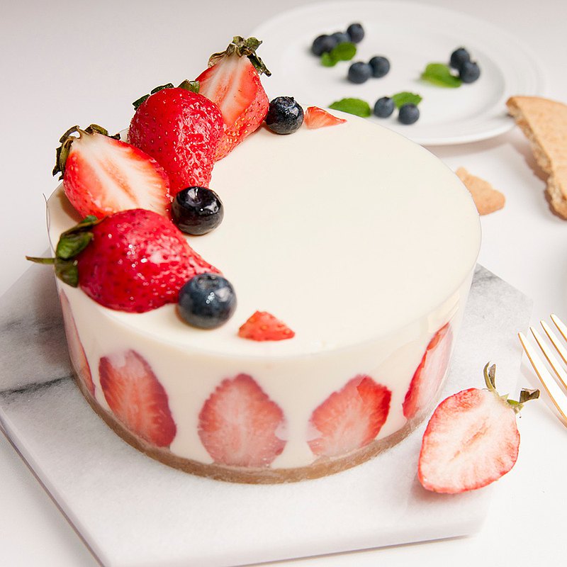 【Hot 草莓雪藏生乳酪】體驗製作 豪氣使用飽滿誘人的豐香草莓佐以透亮藍莓點綴。 頂級義大利馬斯卡彭生乳酪，濃郁帶點清爽，順滑不膩口。 夾層裏吃得到滿滿草莓果粒，水果甜味襯托生乳酪淡雅風味。 加上酥脆