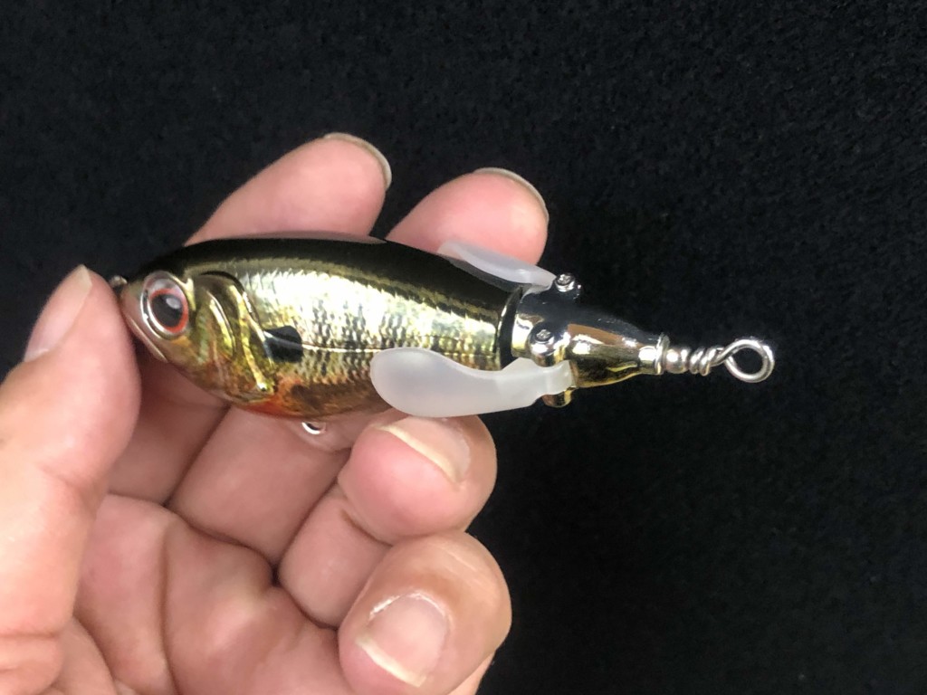 水しぶき 金属音のアピール 開閉式ダブルウイングの アベンジプロップ80