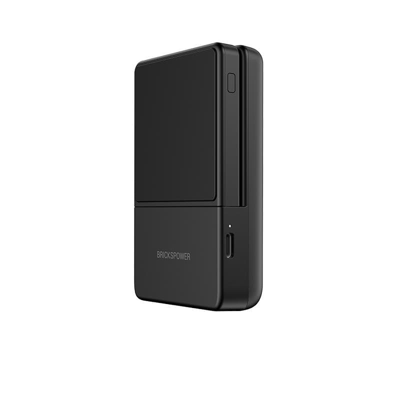 美國隨行無線充電磚，完美結合無線充電板與行動電源的設計，搭配神奇奈膠，讓無線充電磚吸附在手機上，一黏就GO，輕鬆擺脫有線的束縛，讓您走到哪充到哪，邁向無線新生活。 注意事項 * BricksPower