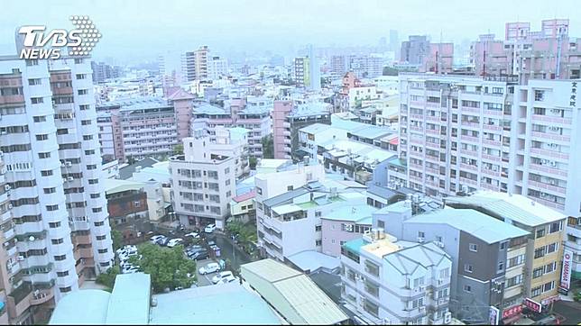 都市高樓林立，有時走在路上須留意是否有住戶亂丟東西砸中路人。(示意圖／TVBS)