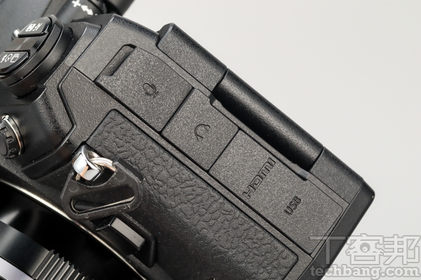 連接埠 機身左側則具備麥克風輸入、監聽、HDMI影像輸出以及USB Type-C埠。