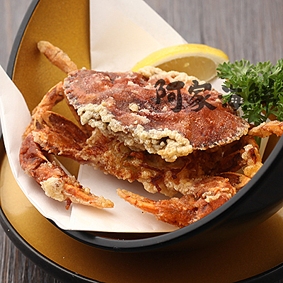 連殼帶肉一起酥炸，香濃酥脆的軟殼蟹迅速上桌