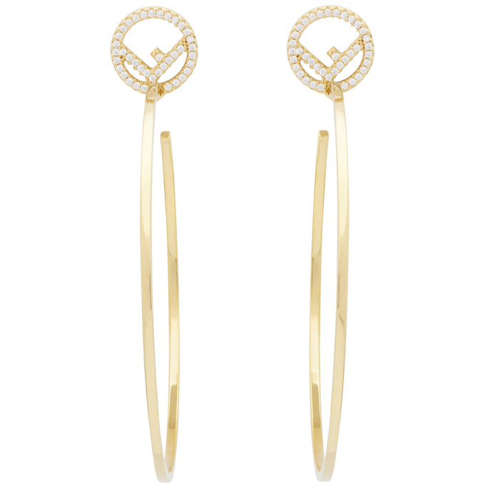 一对金色金属耳环，针扣开合处饰有水钻徽标五金。直径约为 5.5cm。供应商配色：Gold