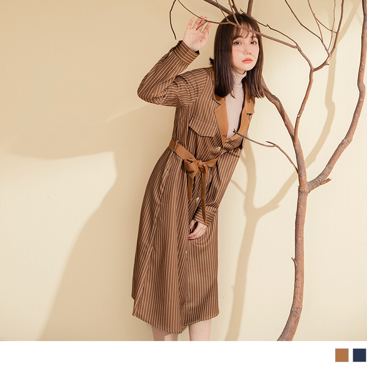 使用舒適的面料使肌膚好感自在一整天，<br />滿版文藝感的條紋印花營造英倫風的優雅奢華氛圍，<br />配色綁帶收腰設計展現修身曲線打造曼妙身型，<br />俐落的西裝領剪裁營造知性氣息， <br />同色系的排釦點綴展現個人穿衣品味讓整體更加時尚，<br />此款2色洋裝一件多穿，可單穿也可當大衣外罩，可依喜好包色購買!<br /><br />**************<br /><br />小提醒：<br />※版型偏大，建議可選購小一碼<br />※洋裝胸前開衩較大需自行內搭衣物喔!<br />尺碼S/M/L 綁帶長約66吋、XL/2L/3L 綁帶長約76吋<br />排釦可開、袖釦可開、胸前口袋為假、側口袋為真、附綁帶<br />深色衣物建議單獨洗滌，以翻面手洗或放洗衣袋洗較佳喔(勿用熱水)<br />並建議新品穿著前請先下水洗滌，以避免染色問題~