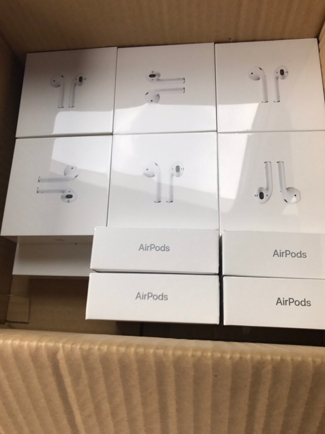 Apple AirPods((2))-(有線充電盒版)-(無線充電盒版)-台灣公司貨蘋果藍牙耳機(((現貨)))24小時快速到貨-免運費。人氣店家展翔通訊的配件有最棒的商品。快到日本NO.1的Raku