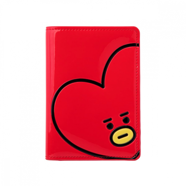 BT21 TATA 亮面護照套 迎接新年旅遊季，要用最亮眼的BT21護照套迎接。 產地：中國 尺寸：11*1.5*15 CM 注意事項 ✦ 此產品因材質關係，放置一段時間後可能會褪色，這是正常的，不可