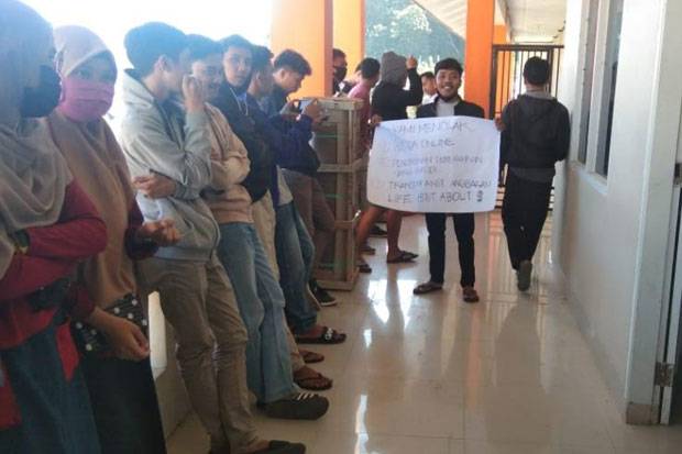 Biaya Wisuda Daring Mahal Mahasiswa Unprima Lakukan Demo Sindonews Line Today