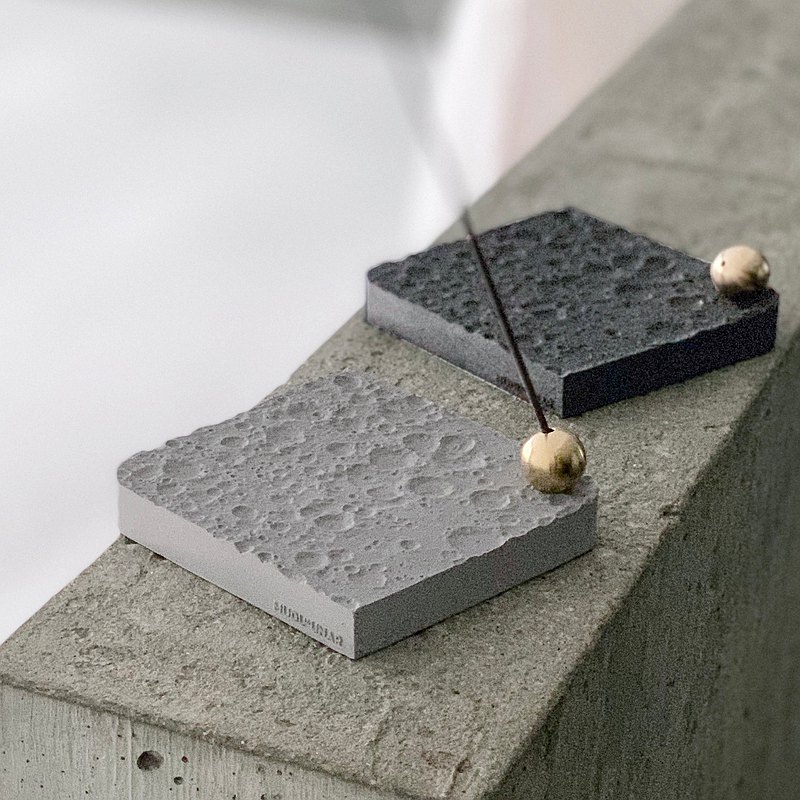 創作概念由小半月型磁石出現後已經將想法慢慢的浮現出來，水泥與月球表面質感非常配合，神秘冰冷加上堅硬的質感，我們已開始計劃將這星際系列加進泥社的水泥世界中。