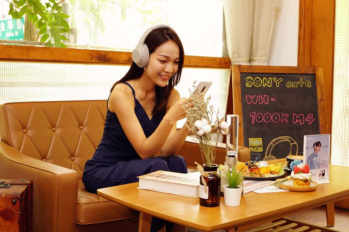 Sony 在台發表 WH-1000XM4 無線藍牙降噪耳機，導入 AI 技術可自動啟閉環境音模式