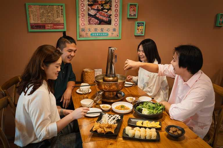 「酸民拾味」推出酸民套及拾味套餐，非常適合多人聚餐，並備有18人派對大包廂，可享KTV免費歡唱。